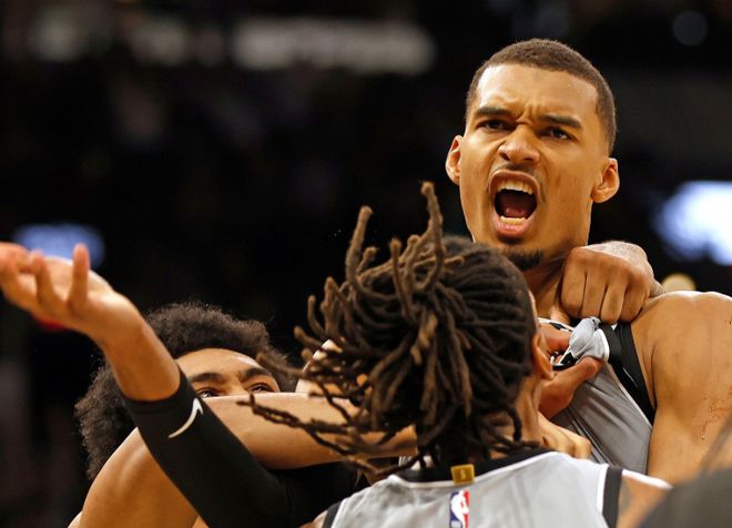 文班亚马常规赛末段狂砍双40+10 率队豪取十连胜