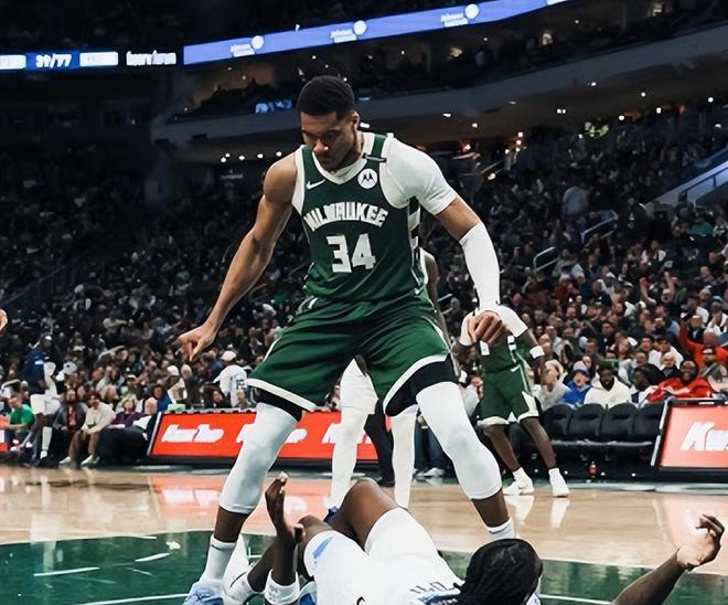 文班亚马常规赛末段狂砍双40+10 率队豪取十连胜