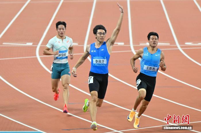 粤港澳全运会新科百米飞人李泽洋：扛起中国短