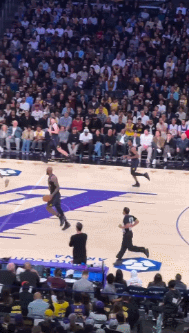 艾顿三不沾失误遭奥尼尔嘲讽 湖人内线传统压力